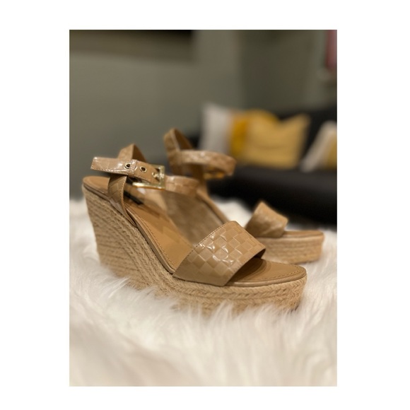 Louis Vuitton Jute Wedges - Picture 3 of 17